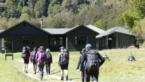 ミルフォードトラックロッジ泊ガイド付きツアー