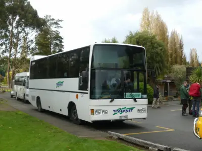 トラックネットのバス。テアナウのDOC前