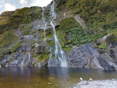 Prairie Lakeに落ち込む滝