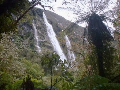 岩壁から落ち込む長い滝