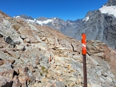 ミューラーハットルート峰の裏側の岩石群の中のルート