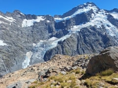 ミューラーハットルート峰の裏側のルートとマウントセフトンの山肌