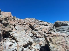 マウントオリビエ頂上へのケルン便りのルート